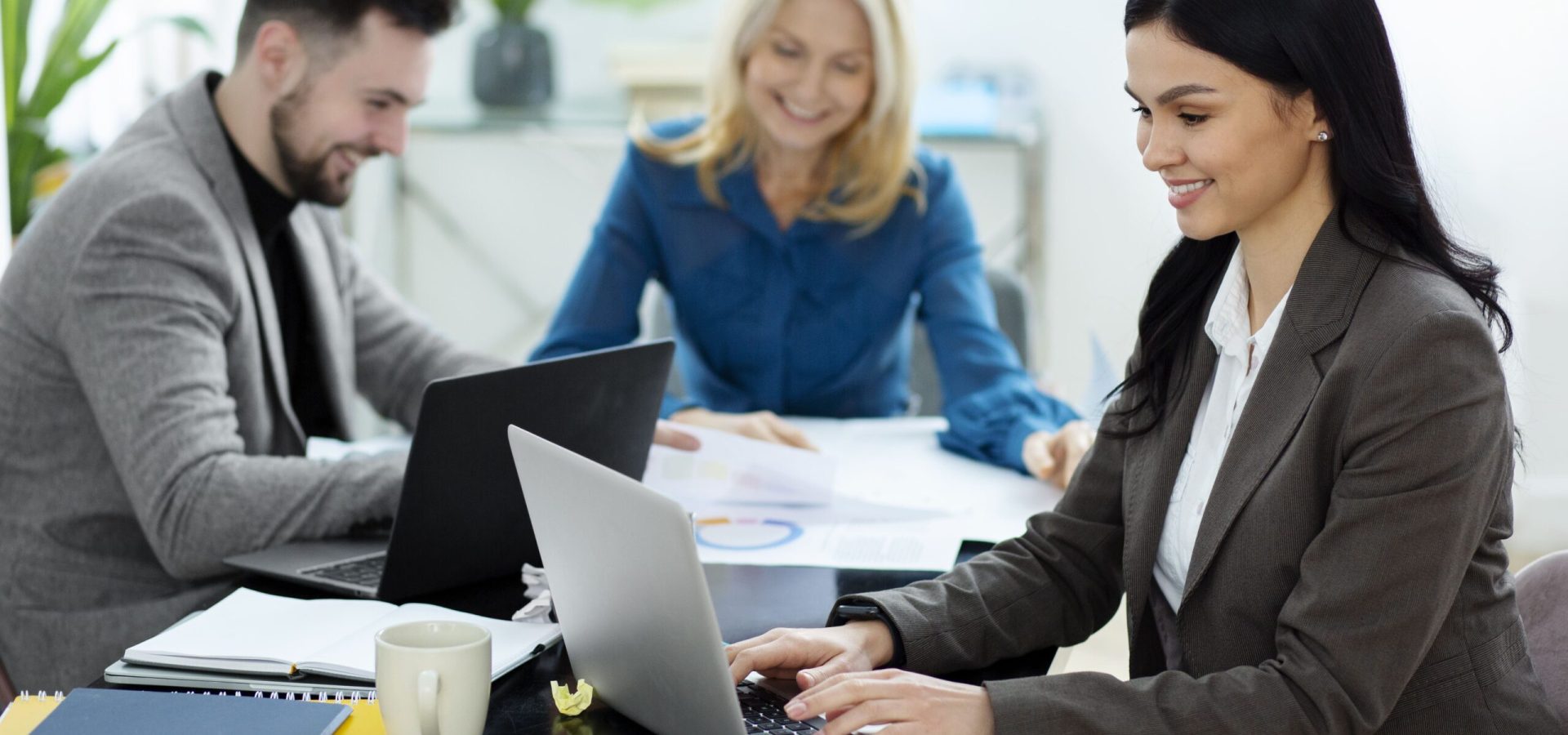 medium-shot-happy-people-working (1)